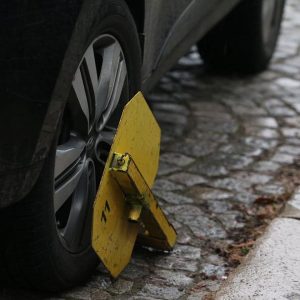 История за доброто на Кръстовден: Непознат остави пари под чистачките на кола със скоба