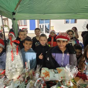 Благотворителен базар на ОУ „Св. Климент Охридски“ изпълни центъра на Добринище с усмивки