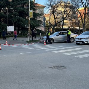 Кола блъсна майка с дете на пешеходна пътека в Благоевград