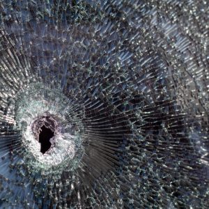 Мъж стреля по дома на непълнолетно момиче в Дупница, заплашвал, че ще я убие