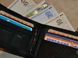 Ограбиха жена в болница, парите в портмонето били за операция на внучето ѝ