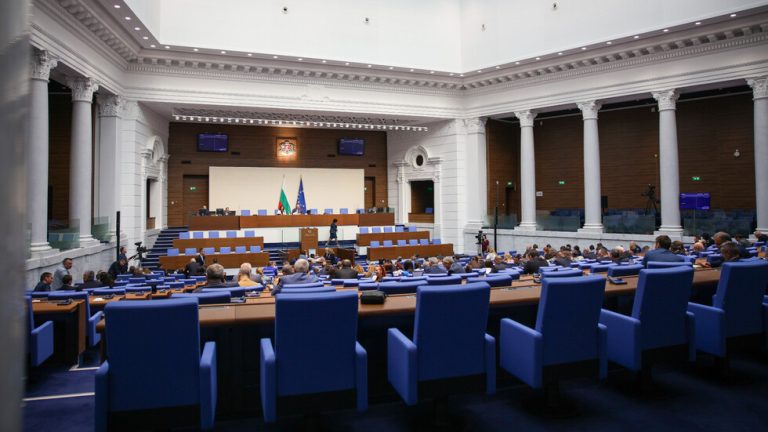 Депутатите отложиха свободните цени на тока