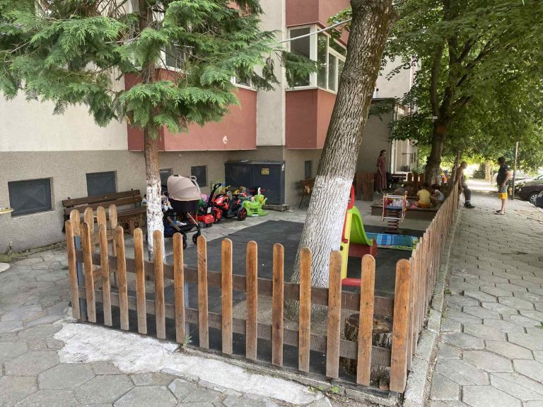 Жители на кв. „Струмско“ с подписка за детска площадка: „Обещанията бяха забравени“