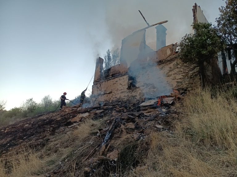 Пожарът край село Селище се възобнови