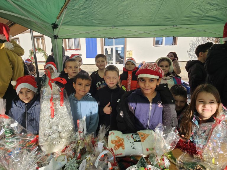 Благотворителен базар на ОУ „Св. Климент Охридски“ изпълни центъра на Добринище с усмивки